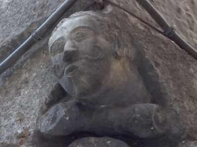 Da allora su questo edificio in stile rinascimentale si trova dunque questo volto ovale con dei ricci consumati dallo scorrere del tempo. Ora � costretto a convivere con un modernissimo cavo elettrico, ma la sua lingua � sempre l�, incorniciata da dei lunghi baffi rivolti all�ins�, esattamente verso il maestoso portale d�ingresso del dirimpettaio palazzo Pascale-Scarli